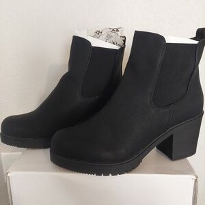 WOMEN CHUNKY HEELS ANKLE BOOTS, sz 10, $32 GLENN HEIGHTS TX PPU & SHIPPING